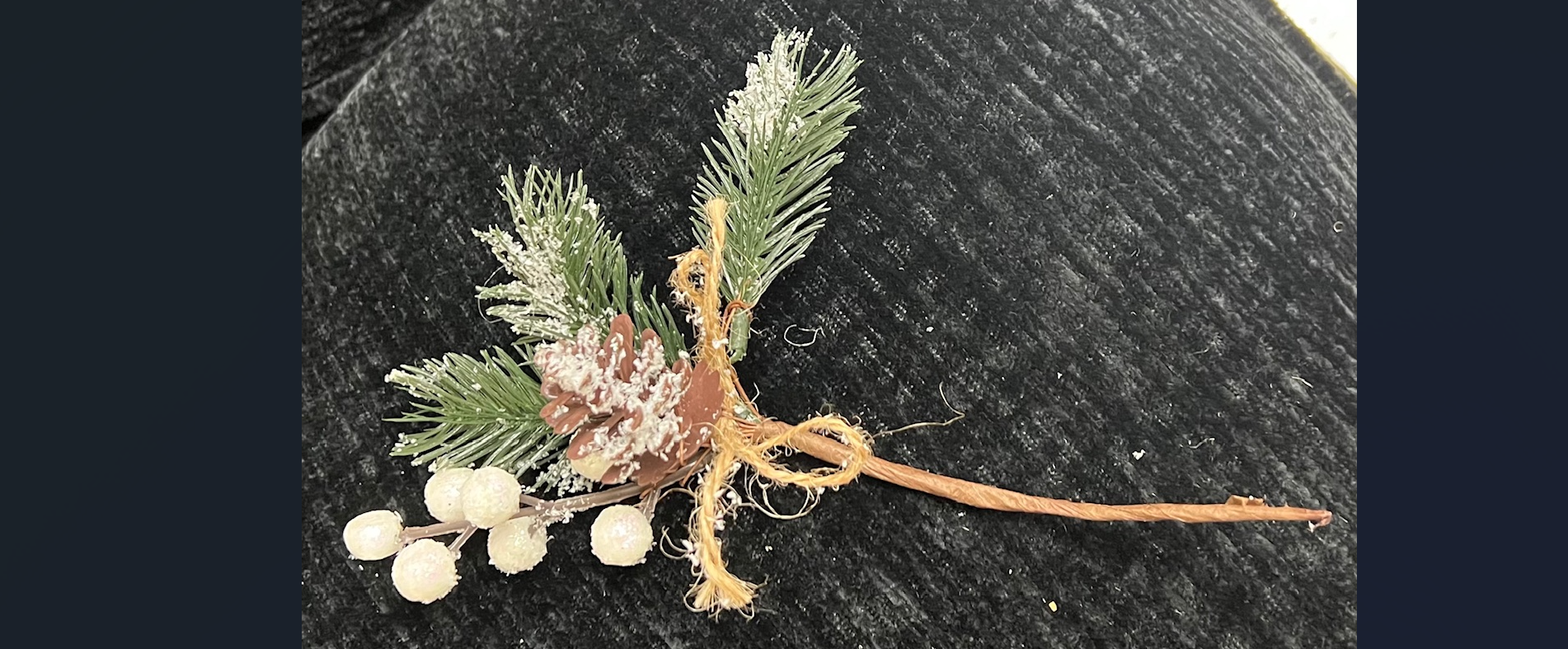 Artificial Christmas Tree Pick Styles Assorted Holly Picks Stems with Pinecones Leaves for Xmas Tree Filler Floral Arrangement Winter Holiday Season Décor